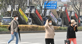 수원시청 앞에 늘어선 덤프트럭들