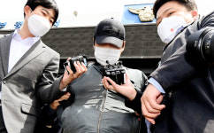 영장실질심사 출석하는 화성 두 살 입양아 학대 양부