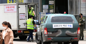 접종 의료기관으로 옮겨지는 코로나19 백신