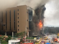 [르포] 검은 연기에 뒤덮힌 이천 덕평물류센터…화재 진압에도 거세지는 불길