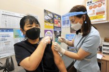 만55~59세 접종 시작...인천 남동구 위탁의료기관에서 접종 받는 시민