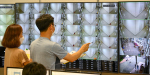 CCTV 관제 모니터로 생활치료센터 살펴보는 관계자들