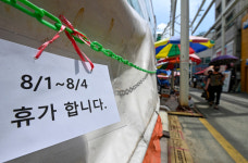 4차 대유행 중 휴가철... 문 닫은 상인들