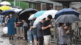 우산 쓰고 코로나19 선별진료소 방문