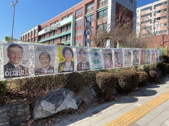 찢기고 바람에 나뒹굴고…대선 앞두고 선거 벽보·현수막 훼손 잇따라 ‘수난시대’