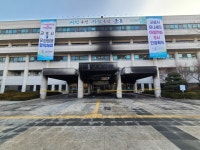 [포토] 군포시청 현관 방화로  불에타