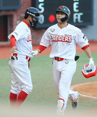 ‘8회 빅이닝’ 프로야구 SSG, 시범경기 개막전 롯데에 8-5 승