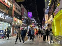 “오랜만이야 친구야”…수원시내 거리두기 해제 첫날, 젊은이들로 들썩