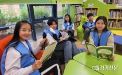 도서관 나무 그늘 쉼터 아래 책향기 물씬…고양 향동숲내초등학교 ‘책향기 도서관’
