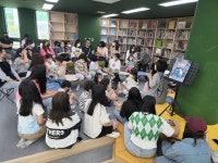 학교 안팎 삼삼오오 모여 독서축제 열다…의왕 백운호수초등학교 ‘더숲도서관’