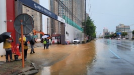 [속보] 인천 주안1구역 공사 현장에서 토사유출 도로침수 