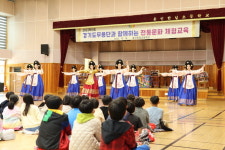 반짝반짝 예뻐요…설장고·태평무 등 전통공연에 푹 빠진 초등생들