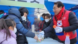 인천사랑유포럼·민주산악회인천연합, 새해맞이 떡국 나눔 개최