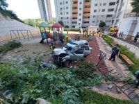 인천 서구 아파트 놀이터에 SUV차량 추락…2명 사상