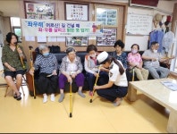 군포경찰서 어르신 교통안전교육 및 반사지팡이 등 전달..