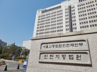 택배 상자 밀어 우체국 직원 다치게 한 70대 벌금형