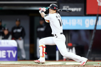 LG 손주영과 한화 리베라토, 쉘힐릭스플레이어 수상기념력대 받아