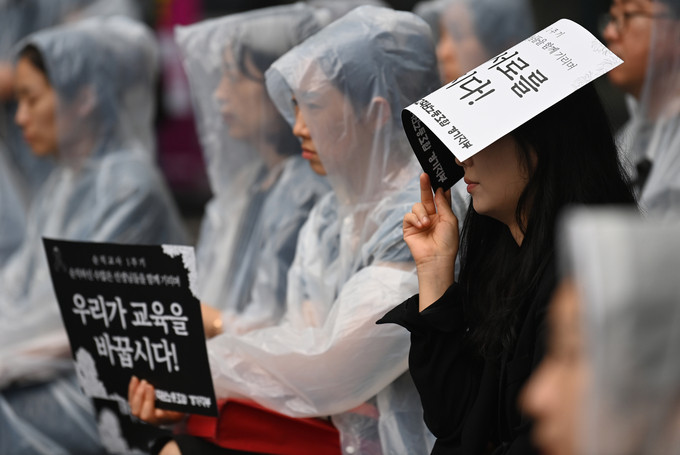 서이초 교사 추모식, 1주기를 맞아 교육계와 정치권 모두 슬픔에 잠들어