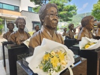 [르포] 할머니 동상 앞 시든 꽃다발…텅 빈 나눔의 집