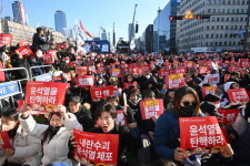 [포토] 국회 정문 앞 尹 탄핵 촉구