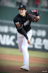 고영표 '무실점 완봉승'…KT 위즈, 키움에 5-0 승