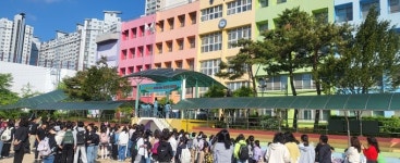 따뜻한 오케스트라로 맞는 아침…동수원초 등굣길 연주회 눈길