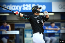 KT 위즈, 5홈런 '쾅쾅쾅쾅쾅'…삼성에 16-4 대승