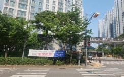 서구 청라국제도시 아파트 단지 곳곳에 ‘청라대교’ 제정 현수막 걸려