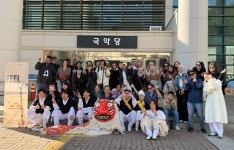 장단에 몸을 맡긴 외국인 관광객들, 경기국악원서 ‘진짜 한국’을 느끼다