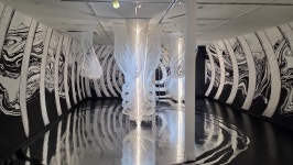 [오늘의 전시] 익숙한 일상 너머 경계 위 세계로의 이상한 초대장