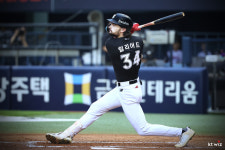 KT 위즈, 힐리어드 그랜드슬램 포함 '홈런 두 방 쾅쾅'…LG 상대 6-1 승리