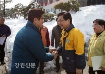 김문수 경기도지사, 강릉 찾아 봉사활동 펼쳐