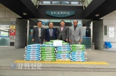 동해 뒷들나들은행 사랑의 쌀·연탄 전달