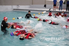 동해해경본부-삼척署, 어린이 물놀이 수영교실 운영
