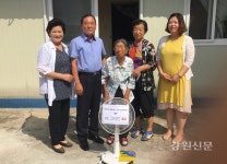 고성군 죽왕면 부녀회, 독거어르신에 선풍기 전달