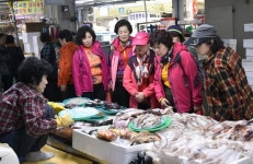 재경삼척시민회, 전통시장 장보기 행사 가져