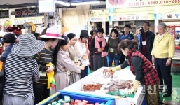 재경삼척시민회, 전통시장 장보기 행사 가져