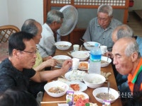 홍제동 새마을회, 어르신 점심 대접