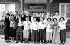 “외로웠는데 … 늙은이들 모여 가족 됐어”