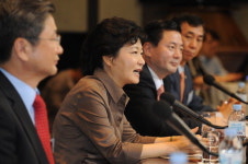 박근혜 “5·16은 불가피한 선택”