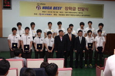 창원기계공고 용지인성·누가베스트 장학금 전달