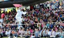시선 사로잡는 명인의 줄타기 공연