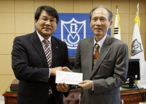 승연의료재단 이승연 이사장,  경남대에 장학금 1000만원 전달