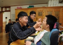 해군사관학교, 풀잎마을서 장애인 돕기 봉사