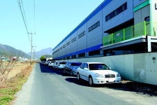 함안 칠원면 제방도로 불법주차 몸살