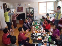효성 창원공장 봉사동호회 날개회, 내동 경로당 4곳에 음식·성품 전달