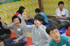 장애인 가족과 함께하는 ‘동전 탑 쌓기’