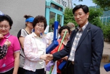 전몰군경유족회 경남도지부 태극기 나누기