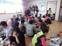 새통영새마을금고 여성자원봉사회, 북신동 땅골경로당서 보양점심 대접