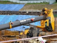 진해구 자은동 아파트 공사장서 크레인 넘어져